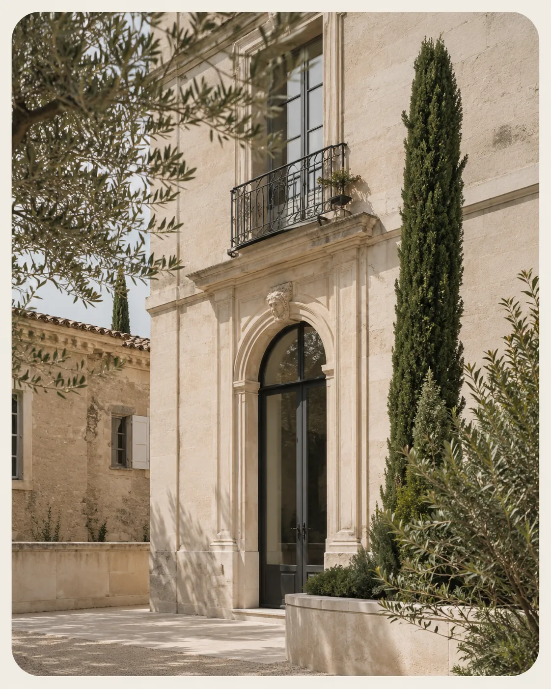 Façade provençale élégante à Avignon