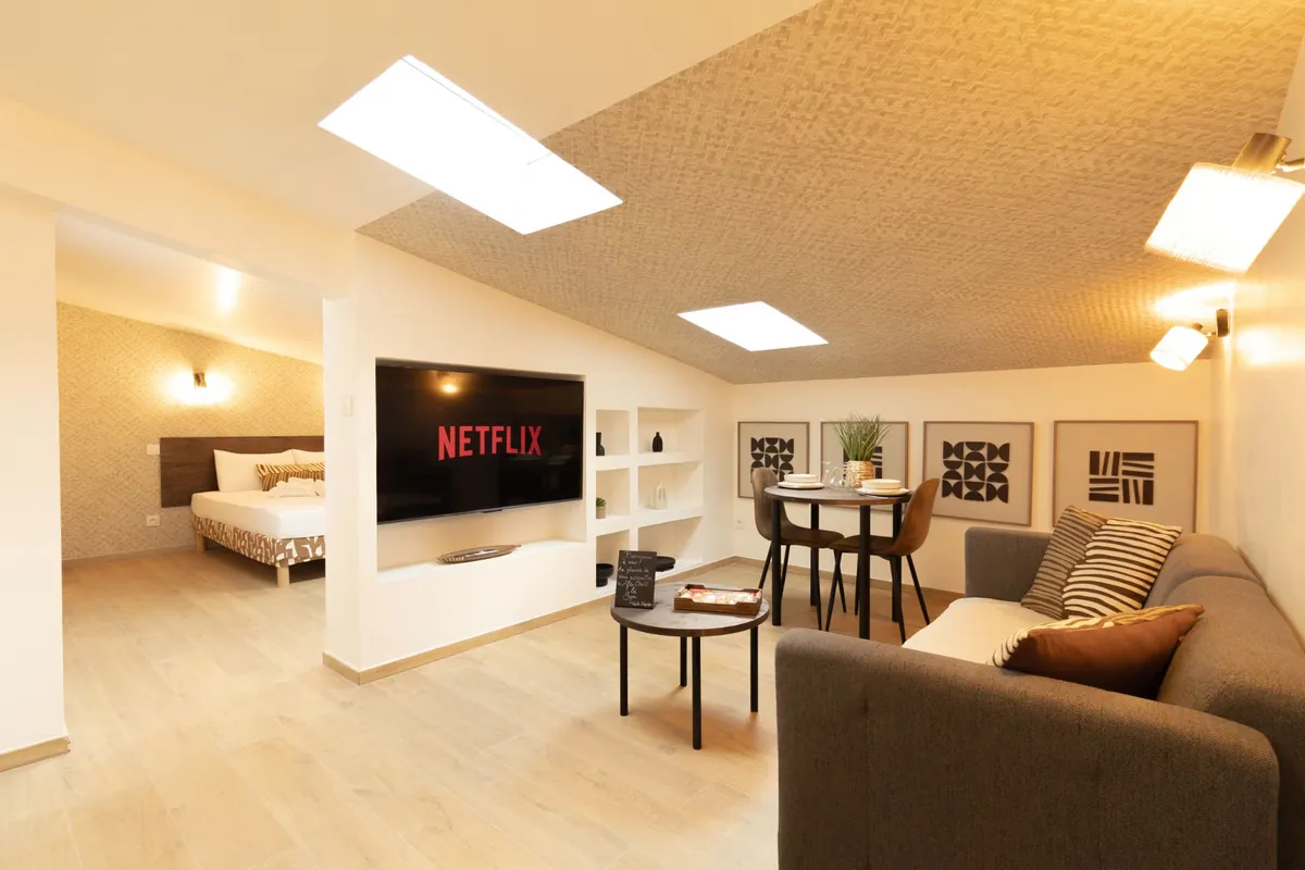 Pièce de vie de l’appartement avec jacuzzi